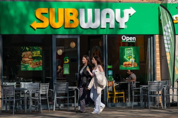 阳光照耀在快餐店赛百味（Subway）的标识上。 (Photo by Matt Cardy/Getty Images)