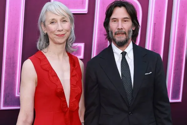 （左）亚历山德拉·格兰特(Alexandra Grant)和基努·里维斯（Keanu Reeves）出席狮门影业于2025年6月3日在加利福尼亚州好莱坞TCL中国剧院举办的《芭蕾舞女演员》全球首映式。(Photo by Matt Winkelmeyer/Getty Images)