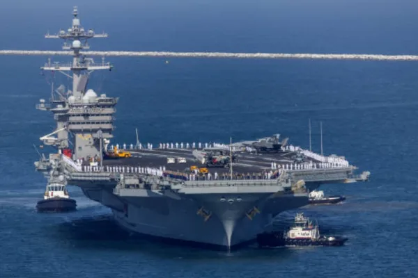 5 月 21 日：大约 3,000 名水兵在栏杆旁值守，这是美国航空母舰卡尔文森号上的一种敬礼（或表示敬意）的方式，该航空母舰于 2024 年 5 月 21 日星期二抵达洛杉矶港，参加圣佩德罗的洛杉矶舰队周。 (Allen J. Schaben / Los Angeles Times via Getty Images)