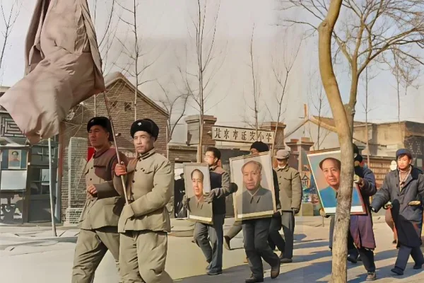 1967年1月21日，一小群红卫兵在北京街头不断游行，手持红旗和毛泽东画像，呼吁民众遵守政治指令。 (Photo by Jean VINCENT / AFP) (Photo by JEAN VINCENT/AFP via Getty Images)