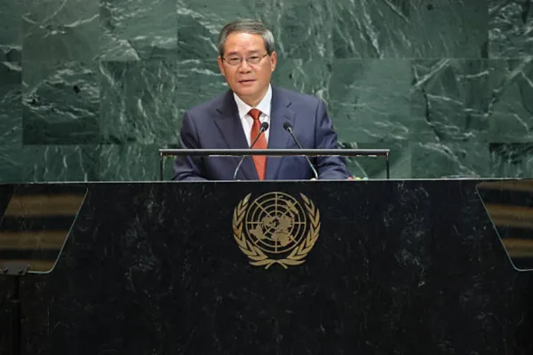 中国国务院总理李强于2025年9月26日在纽约联合国总部出席联合国大会（UNGA）并发表讲话。(Photo by Michael M. Santiago/Getty Images)
