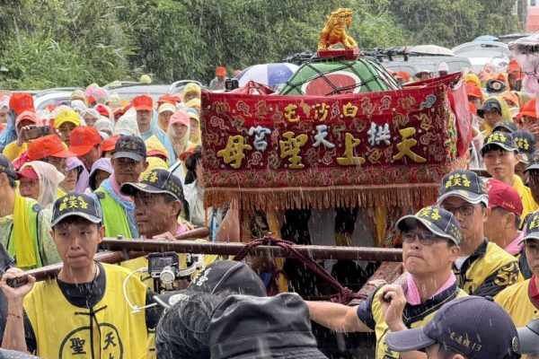 苗栗县白沙屯妈祖5月11日回銮，改乘8人抬大轿。（中央社）