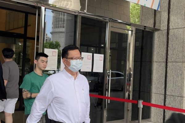 前桃园市长郑文灿（前）涉华亚科技园区土地开发贪污案，桃园地方法院6月17日开庭勘验会议录音，郑文灿庭后步出法院，离去时不发一语。（中央社）