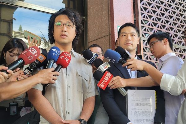 台灣立委沈伯洋（前左）6月間前往台北地檢署，代父親沈土城對兩個臉書粉專、一個臉書帳戶的管理者提出告訴。（中央社）