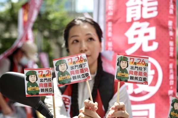反共护台志工联盟7月5日发起机车车扫串联行动，宣扬罢免要求，强调下架亲共立委，呼吁民众7月26日出门投下「同意罢免」票。（中央社）
