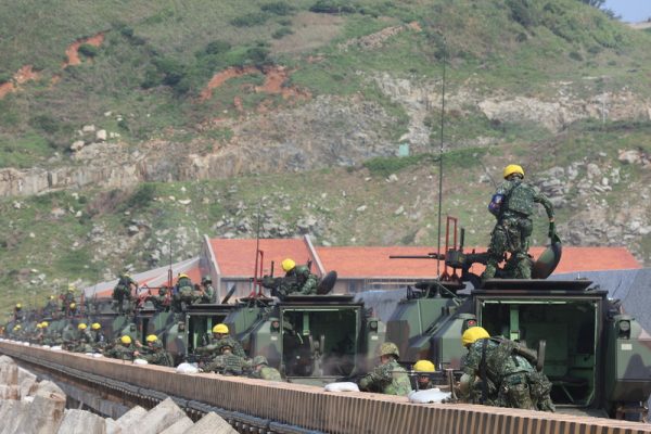 台灣陸軍東引地區指揮部7月18日指出，「漢光41號」實兵演練期間，整合防區各部隊兵力與火力，執行各型武器射擊，展現官兵戮力戰訓成果。圖為東引地區指揮部驗證聯合火力打擊。（東引地區指揮部提供／中央社）