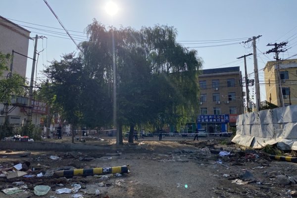 北京連日暴雨致44死，其中包括密雲區太師屯鎮葡萄園村養老照料中心死亡的31人。8月1日，葡萄園村村外已拉起封鎖線，有人員管制，禁止其他人等進入。（中央社）