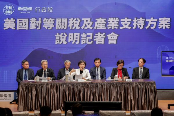 台灣行政院8月11日下午召開記者會，說明對等關稅疊加爭議。（中央社）