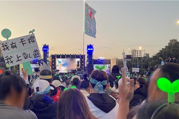 民众党一路以来种种作为，无非坐实了它不断背离基本政治道德的「民粹性」。（维基百科）