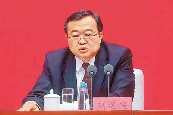北京官场流传，刘建超被抓后，他声称自己是受到了王毅人马的政治栽赃陷害，拒不认罪，还指控他的女秘书和王毅有不伦关系。（图取自微博）