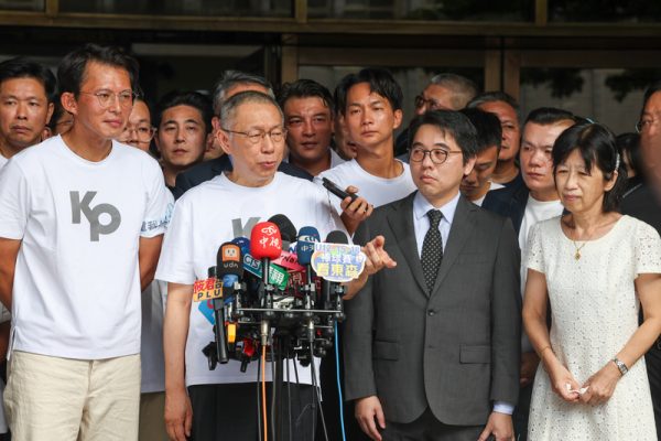 民眾黨前主席柯文哲（前左2）9月8日以新台幣7000萬元交保，下午離開台北地方法院，也對外發表談話，指這案子「根本是冤獄」，台灣民主化30年怎麼還有這種冤獄。（中央社）