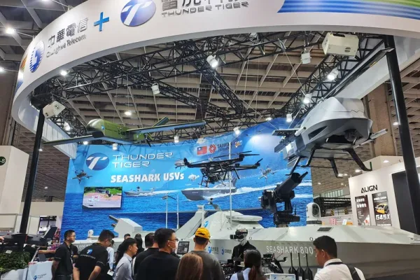 台北國際航太暨國防工業展9月18日登場，雷虎科技展出無人機、無人艇及蜂群攻擊無人車。（中央社）