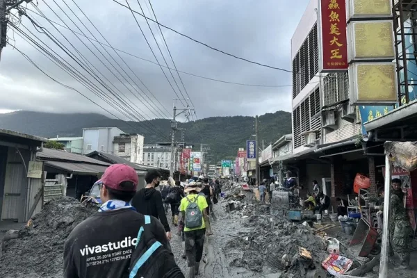 馬太鞍溪堰塞湖洪患重創光復鄉後，災區滿布厚重的淤泥。數萬名熱血志工捨棄三天的連續假期，手持鏟子或各種清汙工具，自發湧入災區清淤，被譽為「鏟子超人」，成為當地最美風景。（中央社）