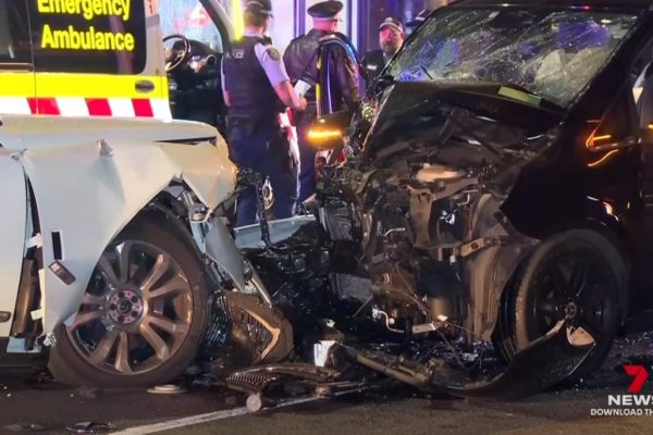 白色勞斯萊斯SUV與奔馳車相撞（9NEWS影片截圖）