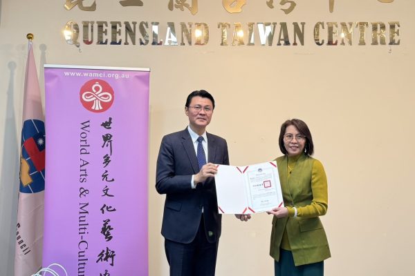 范厚祿亦代表僑務委員會委員長徐佳青頒贈賀狀予楊淑珠