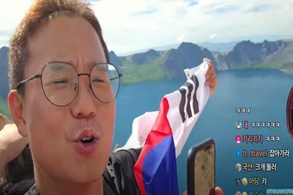 近日，韓國一名網紅Girit到中國吉林長白山旅遊，因揮舞韓國國旗、唱國歌，被中共公安帶走問話6小時。（視頻擷圖）