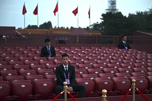 中共9月3日在天安門廣場舉行閱兵圖為待命中的維安人員。（PEDRO PARDO/AFP via Getty Images）