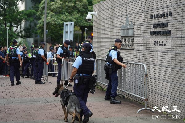 香港47人案2025年7月14日開庭審理上訴案，法庭外有不少警員駐守，更出動警犬。（余鋼／大紀元）