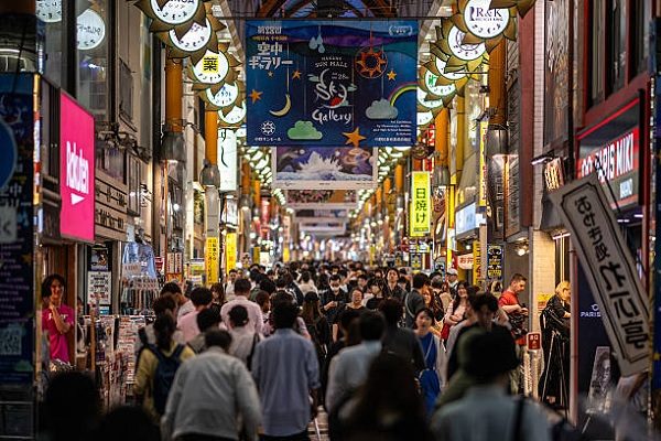 東京中野區的一條商店街。（PHILIP FONG/AFP via Getty Images）