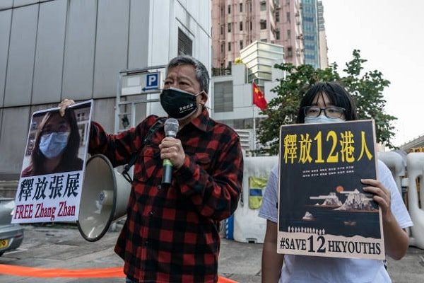 2020年12月28日，香港民主活动人士在中联办外举标语牌，声援张展及12名在中国大陆被拘留的香港居民。（Anthony Kwan/Getty Images）