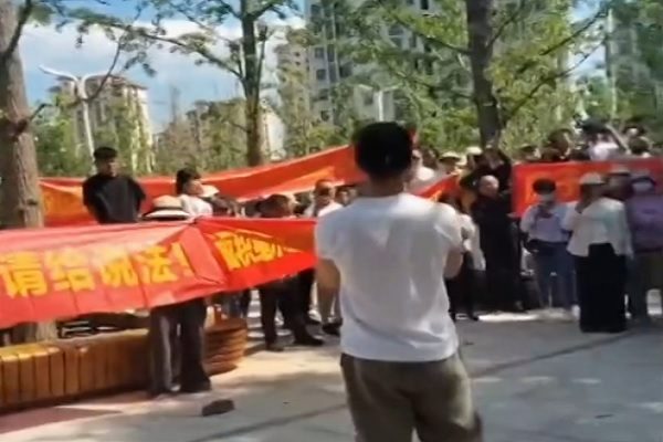河北省廊坊市数千名农民因征地不公及安置房面积缩水等问题，已发起多轮的维权抗争，但屡屡受挫。（视频撷图）