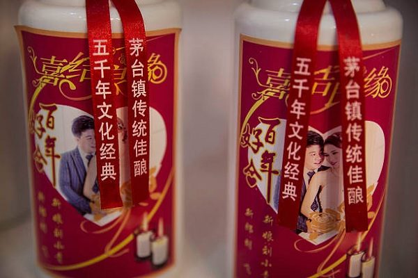 2016年9月22日，中國貴州省茅台鎮赤水河畔的一家商店裡，擺放著當地生產的白酒。（Kevin Frayer/Getty Images）