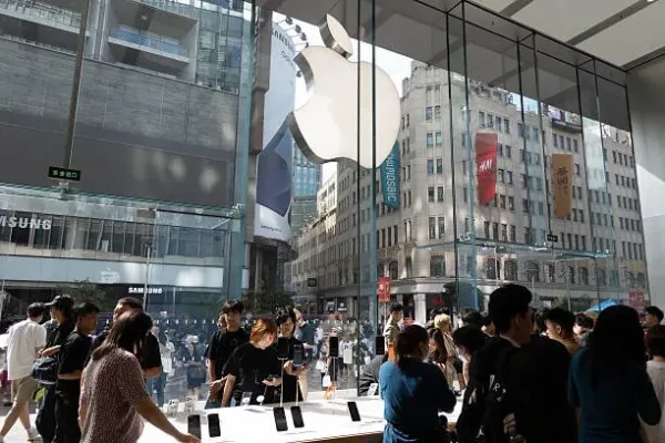 消費者9月19日在上海的一家蘋果專賣店查看新的iPhone 17系列。（STR/AFP via Getty Images）