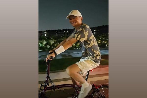 網民偶遇馬雲在西湖夜騎。（視頻擷圖）