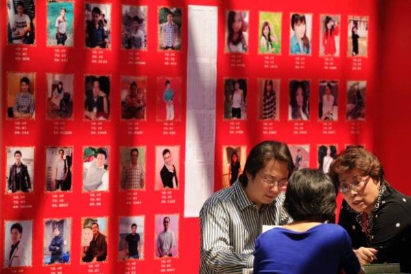 2012年5月27日上海第二屆婚戀博覽會會場。（PETER PARKS/AFP via Getty Images）