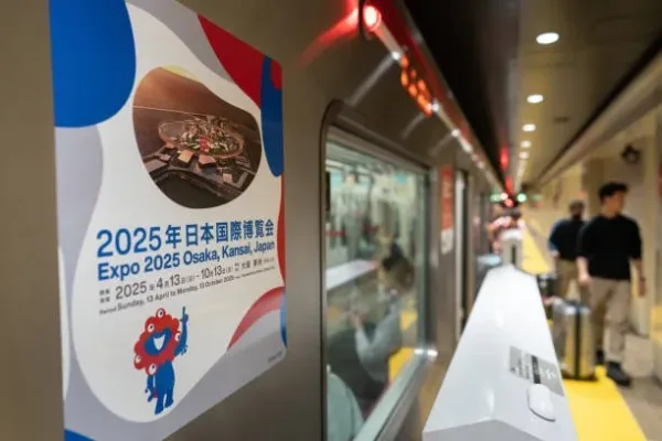 日本大阪一列地鐵列車上張貼著2025年世界博覽會的廣告。資料圖片。（Tomohiro Ohsumi/Getty Images）