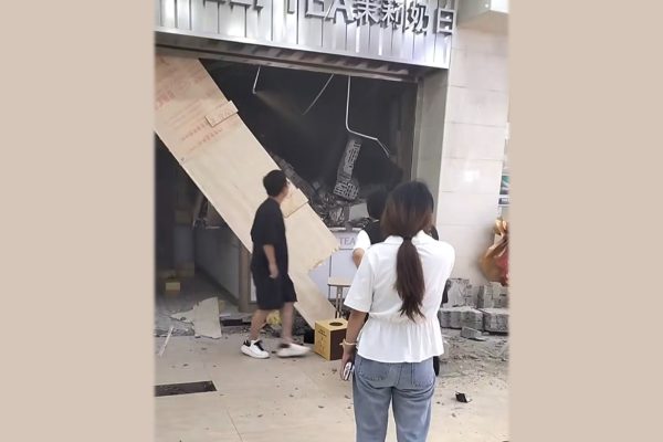 中國奶茶店「茉莉奶白」在上海的分店日前發生天花板掉落、砸死員工的意外事件。（微博擷圖）