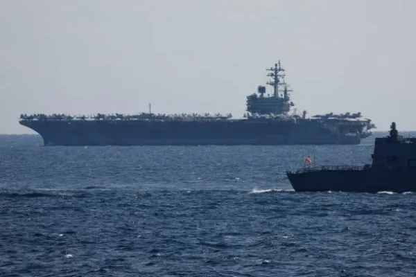 美國尼米茲級核動力超級航空母艦「雷根號」，2022年11月6日在靠近日本橫須賀的相模灣，參加了日本海上自衛隊成立70週年的國際觀艦式。（Issei Kato - Pool/Getty Images）