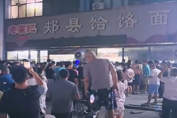 河南鄭州許多市民於8月18日晚圍堵「郟縣老霍記餄餎麵館」，要求該店關門。（視頻擷圖）