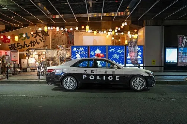日本警方日前逮捕兩名涉嫌使用偽造的台灣駕照租車的中國籍遊客。圖為2025年7月17日在日本大阪新今宮區拍攝的一輛日本警車。（ANTOINE BOUREAU/Hans Lucas/AFP via Getty Images）