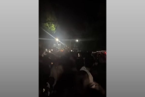 游客怒喊退票。（视频撷图）