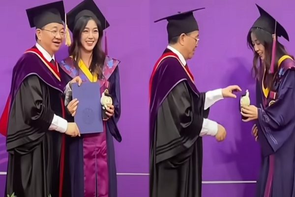 北京清华大学近日举行毕业典礼，有学生携带Labubu登台接受校领导拨穗。（视频撷图／看传媒合成）