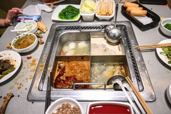 香港有一對男女在荃灣一間「吃到飽」火鍋店涉嫌用自備器皿和環保袋大量「打包」食材，引熱議。圖為北京一家海底撈。（JADE GAO/AFP via Getty Images）