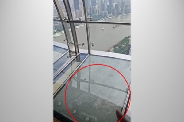 上海东方明珠广播电视塔一处透明玻璃地板日前出现细密裂纹，吓坏现场游客。（视频撷图）
