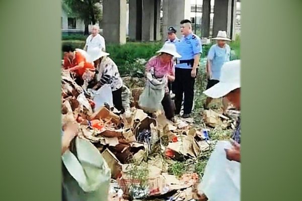 村民當著公安的面哄搶散落於地面的凍肉。（視頻擷圖）