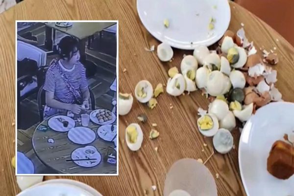 一名女子在酒店吃免費早餐，拿了20多個雞蛋準備帶走，被工作人員制止後，把雞蛋全部捏碎，扔在桌子上。（視頻擷圖合成）
