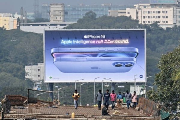 印度班加羅爾（Bengaluru）一座在建天橋旁的蘋果iPhone 16廣告看板。（IDREES MOHAMMED/AFP via Getty Images）