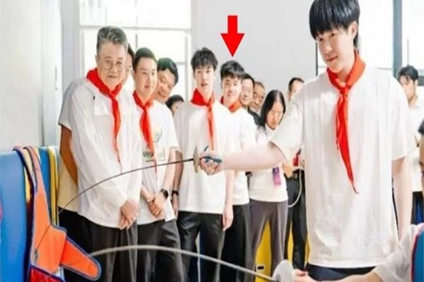 林昀儒被戴红领巾、与孩童合唱《我爱你中国》。（微博撷图）