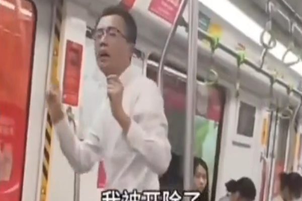 一名刚毕业的大学生近日在杭州地铁车厢上讲述自己只干了一天的保安就被开除的遭遇，吸引50万人共鸣。（视频撷图）