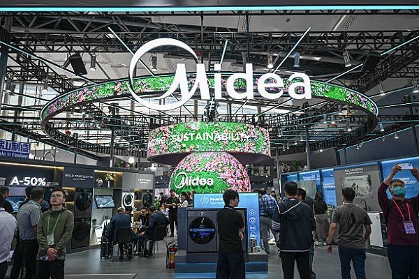 中国电器巨头美的集团（Midea）2025年4月15日在广州市举办的广交会上的展位。（ JADE GAO/AFP via Getty Images）