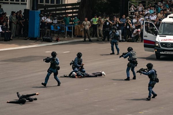 2023年4月15日，香港警务处在警察学院开放日期间举行一场反恐演习，作为全民国家安全教育日活动的一部分。（Anthony Kwan/Getty Images）
