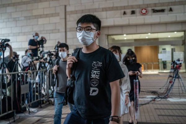 黃之鋒於2020年9月15日在香港結束一場聽證會後，離開西九龍裁判法院。（Anthony Kwan/Getty Images）