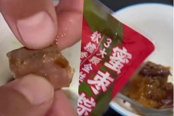 江苏宿迁一女子日前购买知名品牌「来伊份」的粽子，孩子吃了一大半时，发现粽子里有一个带血的创可贴。（视频撷图／看传媒合成）
