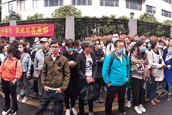 杭州P2P網貸平台「抓錢貓」的200多位受害者，於2018年9月13日到浙江省公安廳維權。（受訪者提供／大紀元）