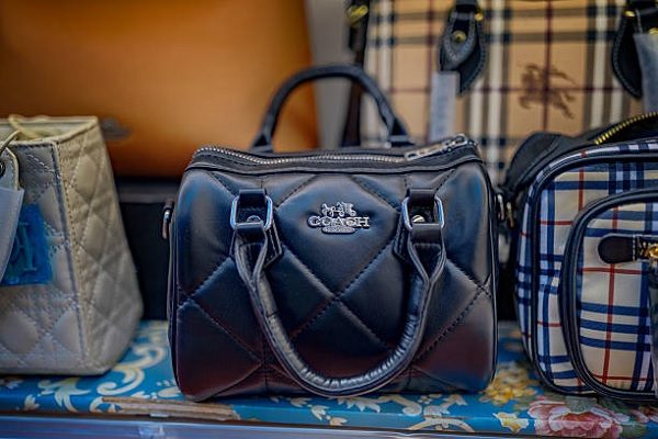 菲律宾马尼拉一家购物中心展售的一个从中国进口的Coach包仿冒品。（Ezra Acayan/Getty Images）