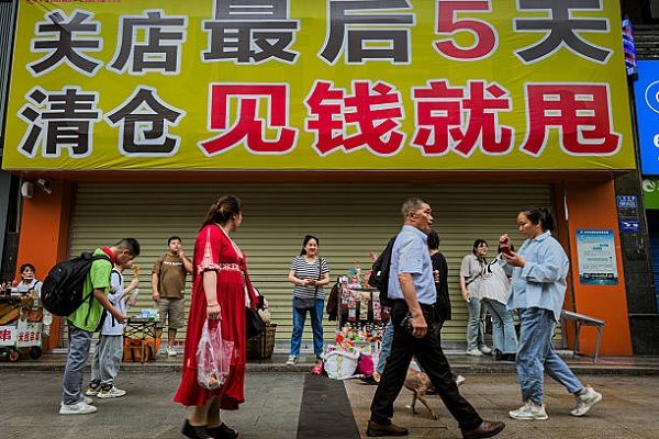 重庆一家准备关店清仓的店面。（Cheng Xin/Getty Images）